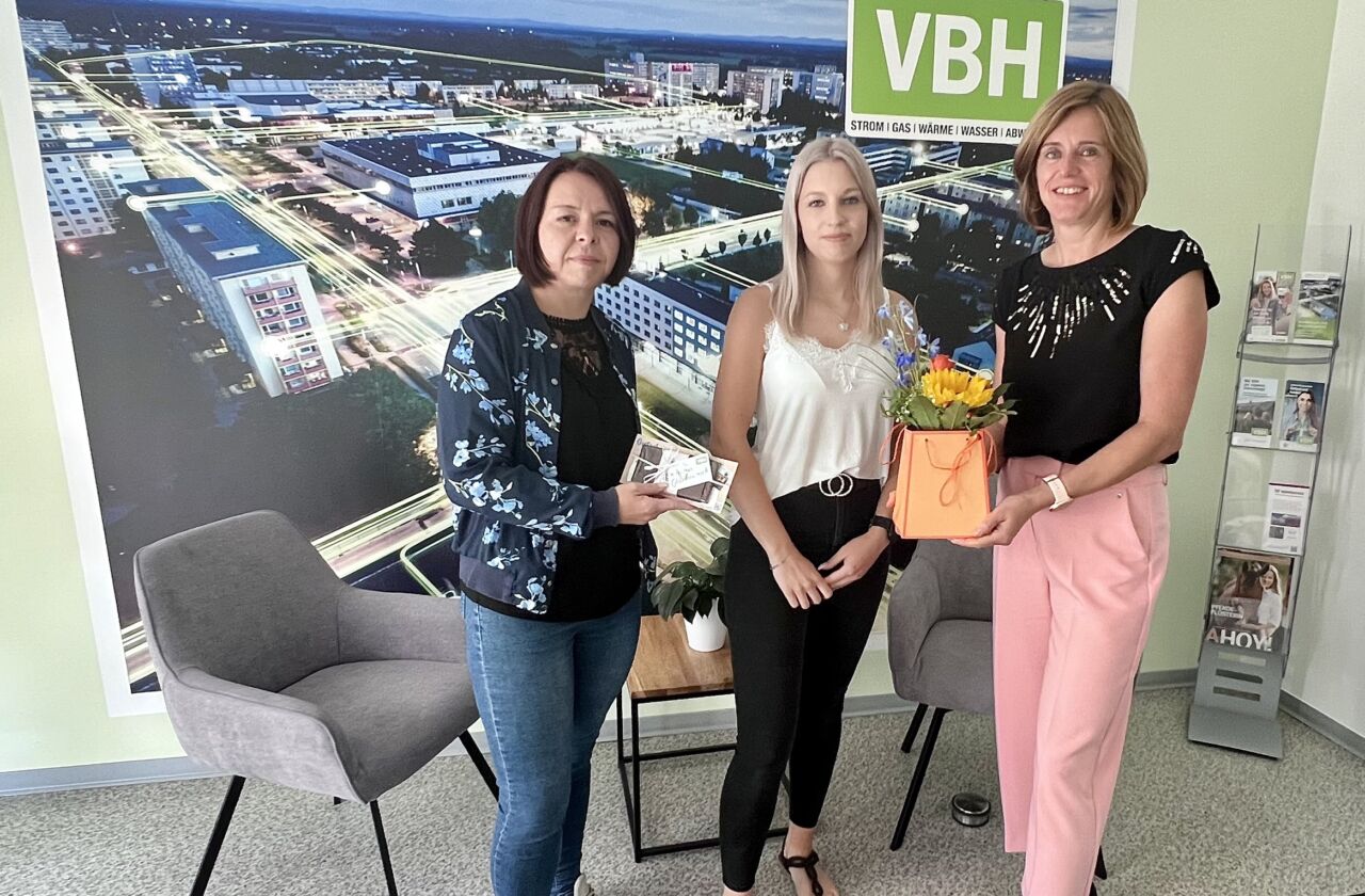 Auf dem Bild gratulieren Prokuristin Dana Borkmann (r.) und Ausbildungsverantwortliche Janine Heynen (l.) Jasmin Neumann (m.) zum erfolgreichen Ausbildungsabschluss und zur Übernahme ins VBH-Team.